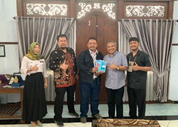 Pakar Komunikasi dan Motivator Nasional, Dr Aqua Dwipayana, memberikan buku.