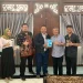 Pakar Komunikasi dan Motivator Nasional, Dr Aqua Dwipayana, memberikan buku.