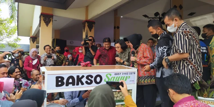 Menteri Keuangan, Sri Mulyani, bersama Menteri Sosial, Tri Rismaharini, saat berdialog dengan warga penerima bansos perlindugan sosial di Balai Kantor Kecamatan Pujon, Kabupaten Malang, Jumat (20/1/2023).