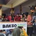 Menteri Keuangan, Sri Mulyani, bersama Menteri Sosial, Tri Rismaharini, saat berdialog dengan warga penerima bansos perlindugan sosial di Balai Kantor Kecamatan Pujon, Kabupaten Malang, Jumat (20/1/2023).