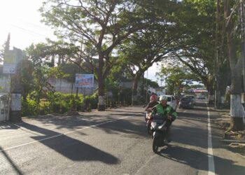 Jalan Ir Soekarno menjadi salah satu titik langganan kemacetan saat akhir pekan dan masa liburan. Warga berharap permasalahan ini segera mendapat perhatian