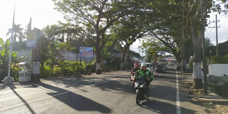 Jalan Ir Soekarno menjadi salah satu titik langganan kemacetan saat akhir pekan dan masa liburan. Warga berharap permasalahan ini segera mendapat perhatian