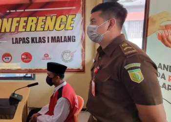 Pria asal Desa Beji, Kota Batu bernama WD alias Gareng mengikuti sidang atas perkara tindak kekerasan seksual terhadap anak tirinya. Dia diancam penjara 15 tahun.