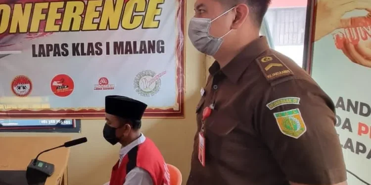 Pria asal Desa Beji, Kota Batu bernama WD alias Gareng mengikuti sidang atas perkara tindak kekerasan seksual terhadap anak tirinya. Dia diancam penjara 15 tahun.
