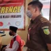 Pria asal Desa Beji, Kota Batu bernama WD alias Gareng mengikuti sidang atas perkara tindak kekerasan seksual terhadap anak tirinya. Dia diancam penjara 15 tahun.