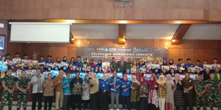 Ketua STIE Malangkucecwara ABM, Drs Bunyamin melepaskan 60 peserta pertukaran mahasiswa program MBKM.