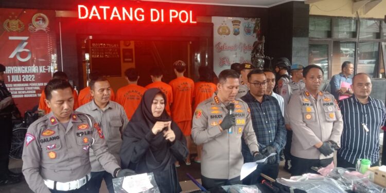 Polresta Malang Kota mengungkap kasus pengrusakan di Kantor Arema FC.