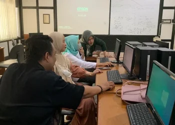 Suasana pelatihan pembuatan laporan keuangan oleh Averroes di STIE Malangkucecwara kepada pelaku UMKM.