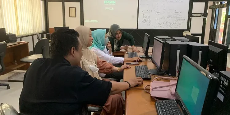 Suasana pelatihan pembuatan laporan keuangan oleh Averroes di STIE Malangkucecwara kepada pelaku UMKM.