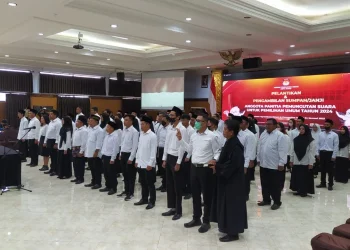 Proses pelantikan 150 anggota PPS di Kota Batu menyongsong Pemilu 2024, Selasa (24/1/2023).