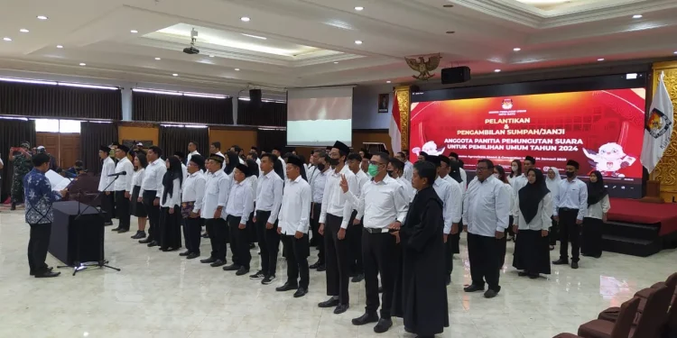Proses pelantikan 150 anggota PPS di Kota Batu menyongsong Pemilu 2024, Selasa (24/1/2023).