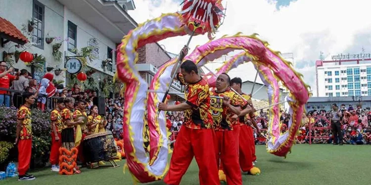 perayaan imlek dan barongsai