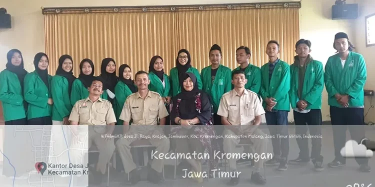 Para peserta kelompok 7 mahasiswa Unira Malang bersama perangkat desa Jambuwer, Kecamatan Kromengan, Kabupaten Malang.