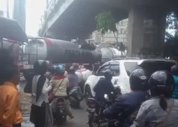 Kereta api pengangkut BBM mogok