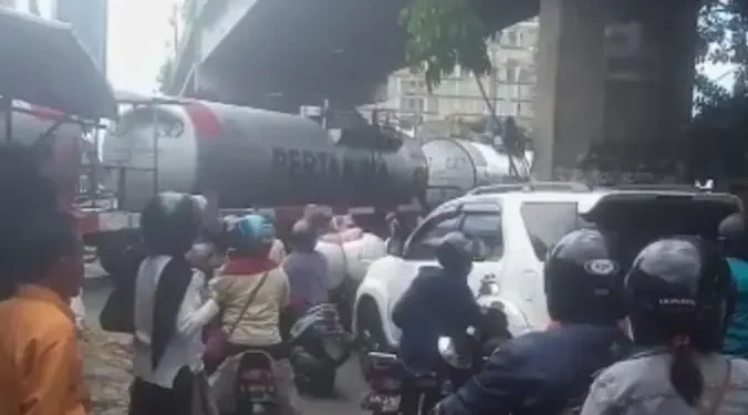 Kereta api pengangkut BBM mogok