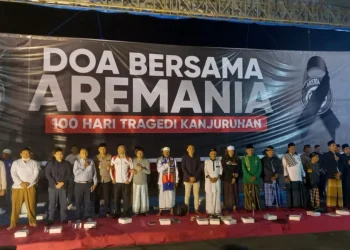 Doa bersama Aremania untuk korban tragedi kanjuruhan
