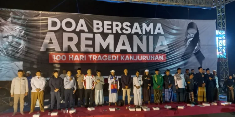 Doa bersama Aremania untuk korban tragedi kanjuruhan