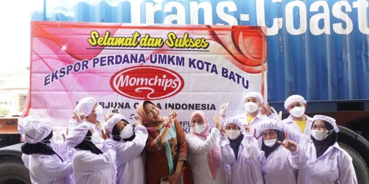 Wali Kota Batu Dewanti Rumpoko saat berfoto bersama para pegawai UMKM keripik buah yang berhasil tembus pasar ekspor luar negeri. Foto/Diskominfo Kota Batu