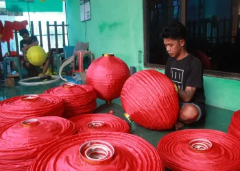 perajin lampion di kota malang