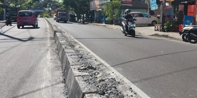 Median jalan kayutangan di Semeru dipasang kembali
