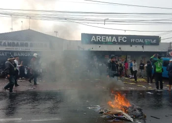 Kantor Arema FC dirusak suporter