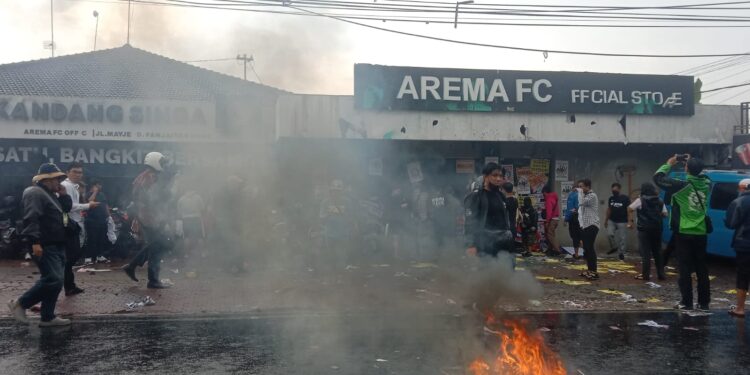 Kantor Arema FC dirusak suporter