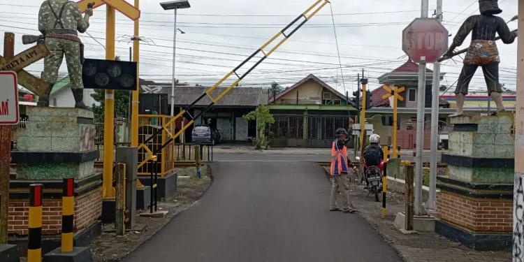 Palang perlintasan kereta api yang dipasang secara swadaya oleh masyarakat Desa Sambigede, Kecamatan Sumberpucung, Kabupaten Malang. Foto: Aisyah Nawangsari