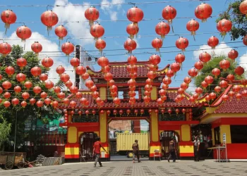 Foto: Menjelang Imlek di Klenteng Eng An Kiong