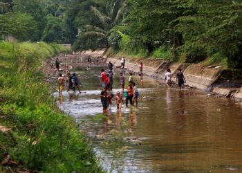 Sejumlah warga Kota Malang mencari ikan di sungai Telogowaru yang surut akibat penutupan Bedungan Kali Amprong Rolak, Kelurahan Kedungkandang, Kota Malang pada Kamis (16/1/2023).