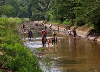 Sejumlah warga Kota Malang mencari ikan di sungai Telogowaru yang surut akibat penutupan Bedungan Kali Amprong Rolak, Kelurahan Kedungkandang, Kota Malang pada Kamis (16/1/2023).