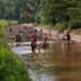 Sejumlah warga Kota Malang mencari ikan di sungai Telogowaru yang surut akibat penutupan Bedungan Kali Amprong Rolak, Kelurahan Kedungkandang, Kota Malang pada Kamis (16/1/2023).