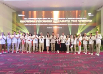 Kepala Pegadaian Kanwil XII Jatim bersama seluruh peserta rapat kerja wilayah saat berfoto bersama.
