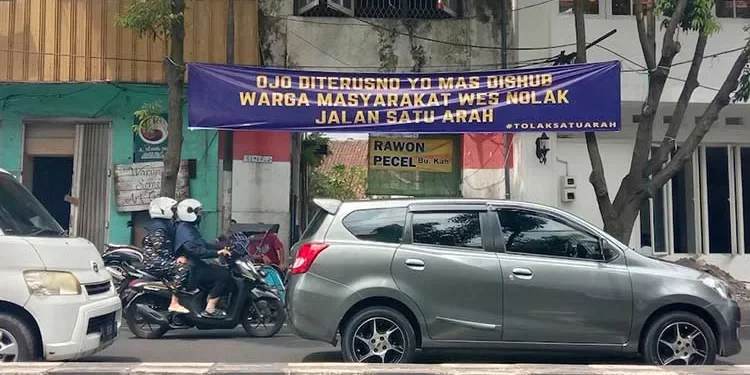 spanduk penolakan one way atau jalan satu arah di Kayutangan Heritage