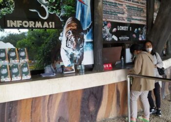 Ilustrasi pekerja loket di Batu Secret Zoo Jatik Park 2 tengah melayani pengunjung. Kota Batu sebagai Kota Wisata memang banyak menyediakan lowongan kerja di bidang pariwisata.