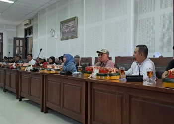 Keluarga korban Tragedi Kanjuruhan dan Tim TGA melakukan audiensi dengan DPRD Kota Malang.