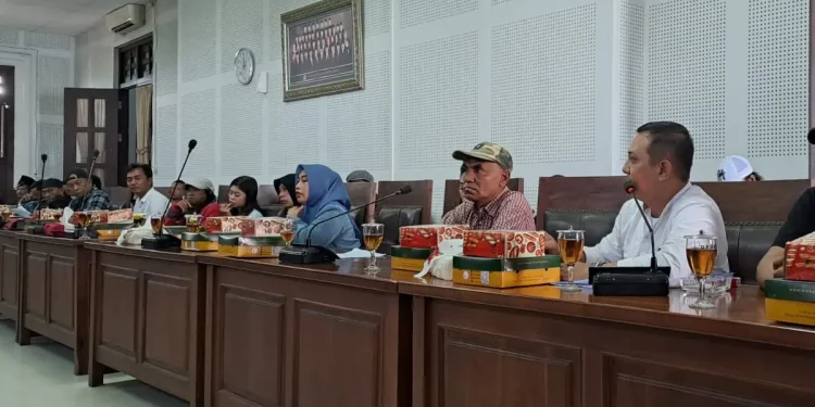 Keluarga korban Tragedi Kanjuruhan dan Tim TGA melakukan audiensi dengan DPRD Kota Malang.