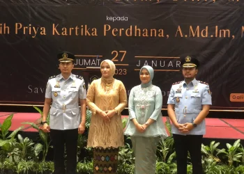 Kepala Kantor Imigrasi Malang, Galih Priya Kartika Perdhana (kanan) menjalani serah terima jabatan dengan Ramdhani (kiri).
