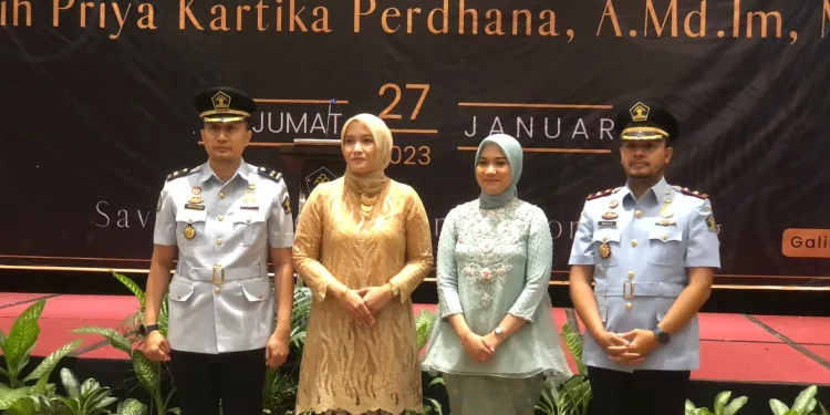Kepala Kantor Imigrasi Malang, Galih Priya Kartika Perdhana (kanan) menjalani serah terima jabatan dengan Ramdhani (kiri).