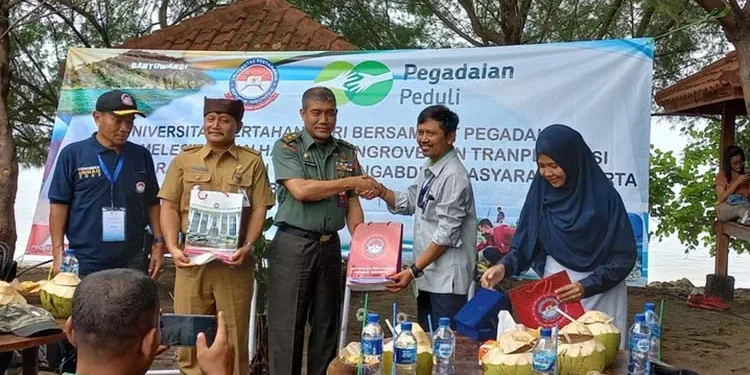 PT Pegadaian lakukan tanam mangrove di Pantai Bangsring Banyuwangi