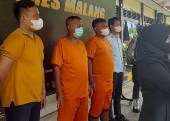 Kedua terdakwa kasus dugaan pembongkaran pagar Stadion Kanjuruhan saat rilis pers di Polres Malang beberapa waktu lalu.