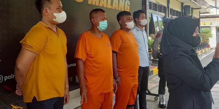 Kedua terdakwa kasus dugaan pembongkaran pagar Stadion Kanjuruhan saat rilis pers di Polres Malang beberapa waktu lalu.