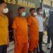 Kedua terdakwa kasus dugaan pembongkaran pagar Stadion Kanjuruhan saat rilis pers di Polres Malang beberapa waktu lalu.