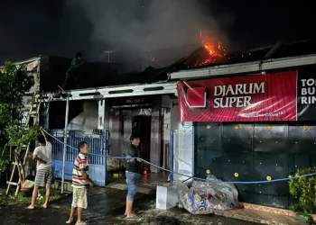 Petugas melakukan upaya penanggulangan kebakaran.