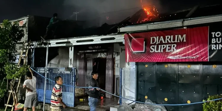 Petugas melakukan upaya penanggulangan kebakaran.