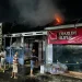 Petugas melakukan upaya penanggulangan kebakaran.