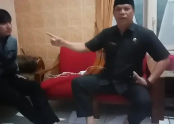 Anggota DPRD Kota Batu, Khamim Tohari (kanan), saat memberi peringatan kepada petugas bank titil.