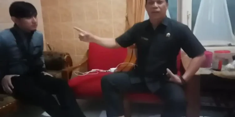 Anggota DPRD Kota Batu, Khamim Tohari (kanan), saat memberi peringatan kepada petugas bank titil.