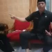 Anggota DPRD Kota Batu, Khamim Tohari (kanan), saat memberi peringatan kepada petugas bank titil.