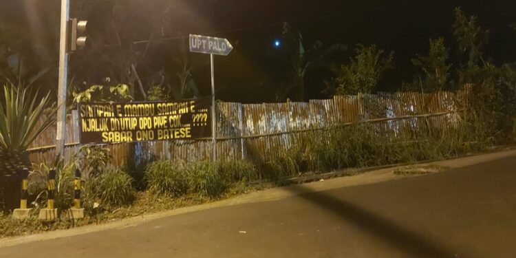 Warga kembalj melayangkan aksi protes dengan memasang banner berisi kekecewaan di dekat TPA Tlekung. Banner itu dipasang sejak kemarin malam, Kamis (12/1/2023).
