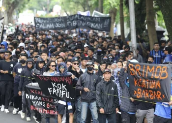 Aksi Aremania turun ke jalan menuntut keadilan bagi 135 nyawa yang melayang akibat penembakan gas air mata di Stadion Kanjuruhan 1 Oktober 2022.